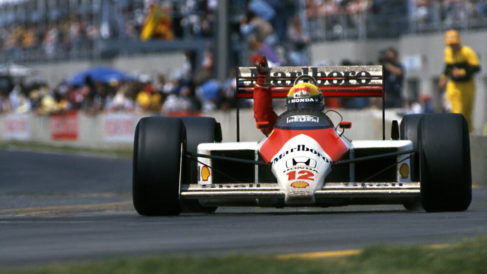Senna com bandeira do Brasil