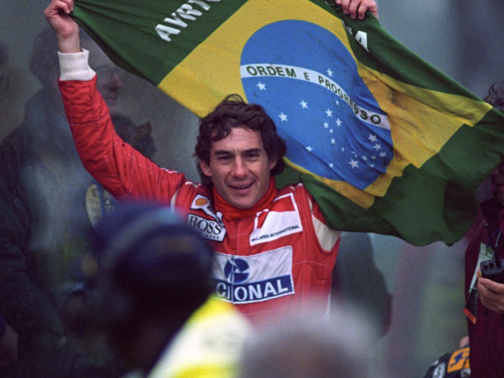 Senna com capacete amarelo
